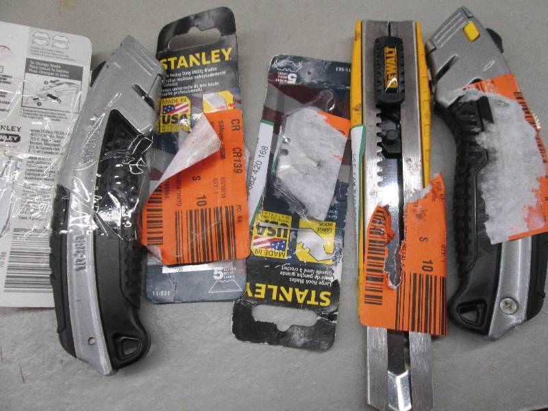 lot 169 image: 2 utlity knives, 2 packages of blad...