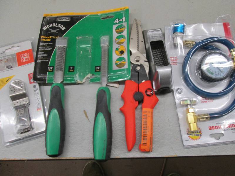 lot 179 image: lot of tools a charging hose for ai...