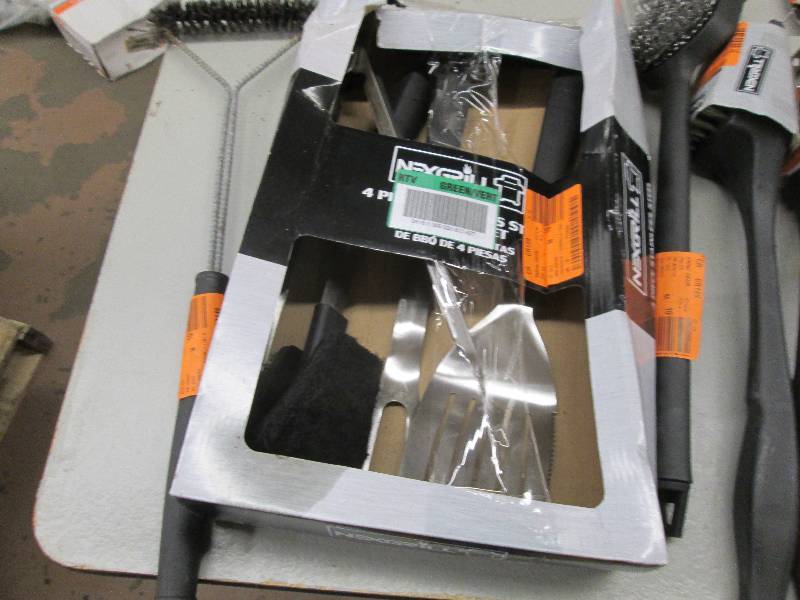 lot 185 image: lot of grilling stuff 5 grill scrap...