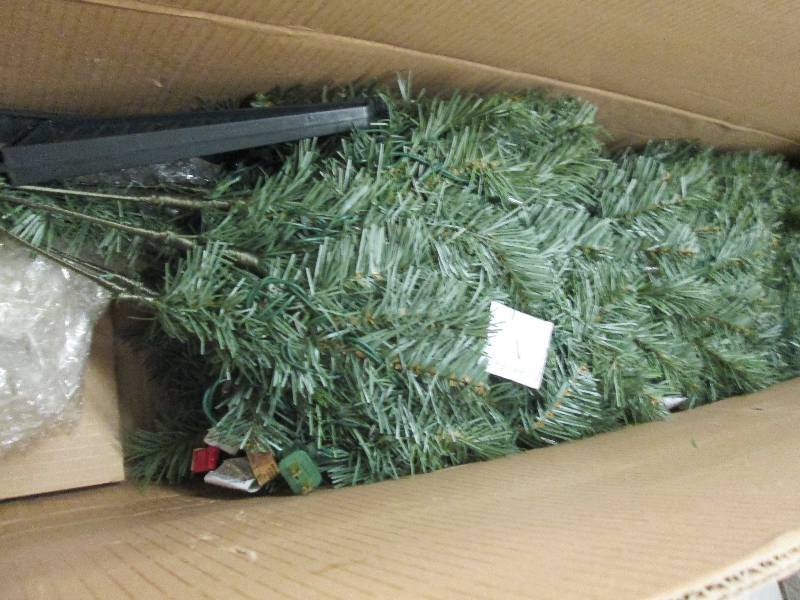 lot 196 image: new in box lighted 6.5ft verde spru...
