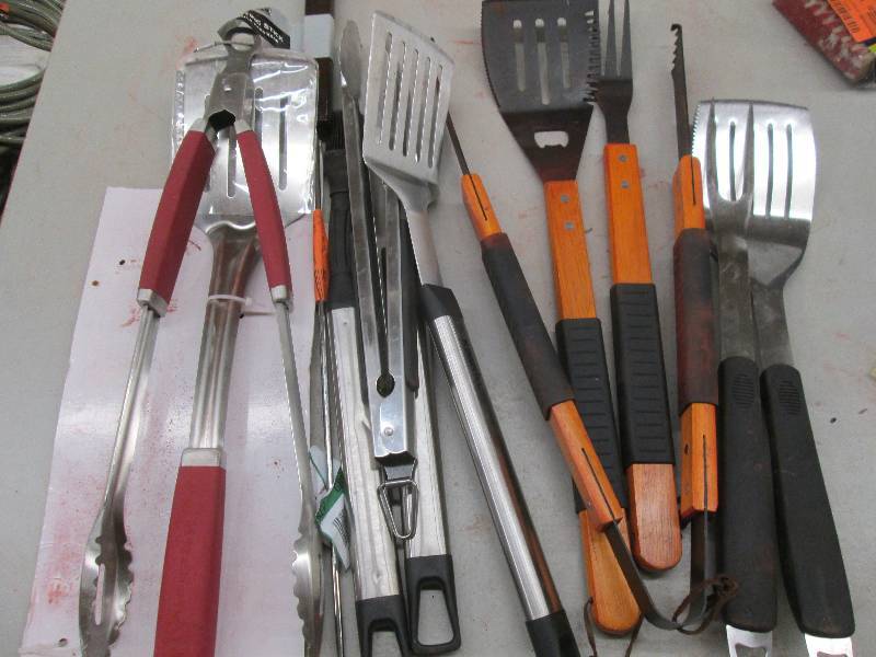 lot 260 image: lot of grilling tools...