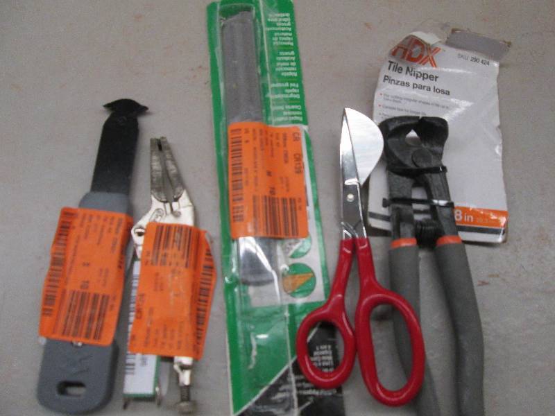 lot 309 image: 1 tile nipper, 1 scissors, 1 file 1...
