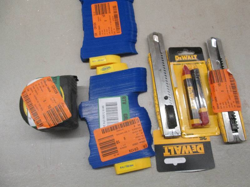 lot 310 image: 2 dewalt snap off blade knifes , 1 ...