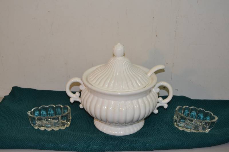 lot 109 image: Soup Tureen spoon holders