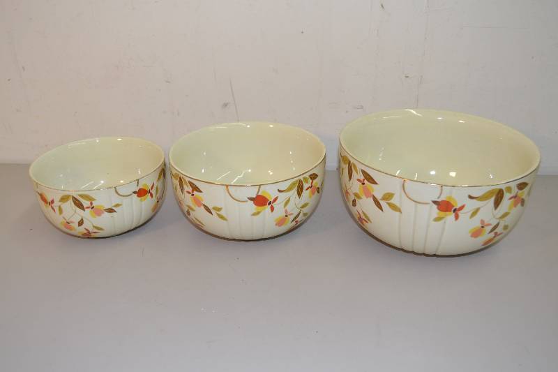 lot 115 image: Jewel Tea nesting bowls