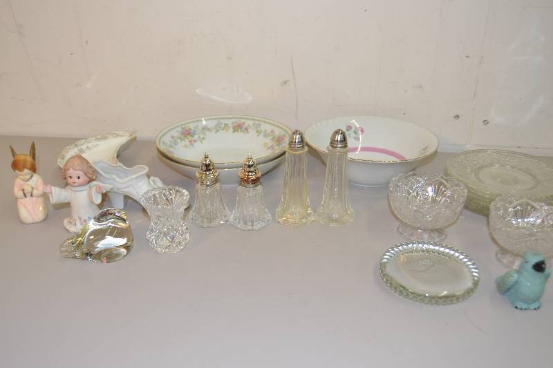 lot 135 image: Vintage dishware and items
