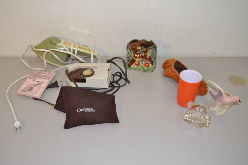 lot 136 image: Vintage items