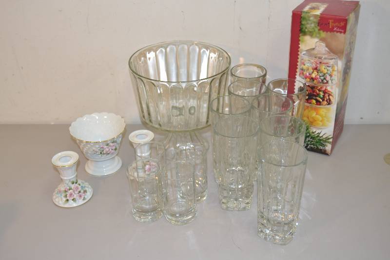 lot 137 image: Glassware