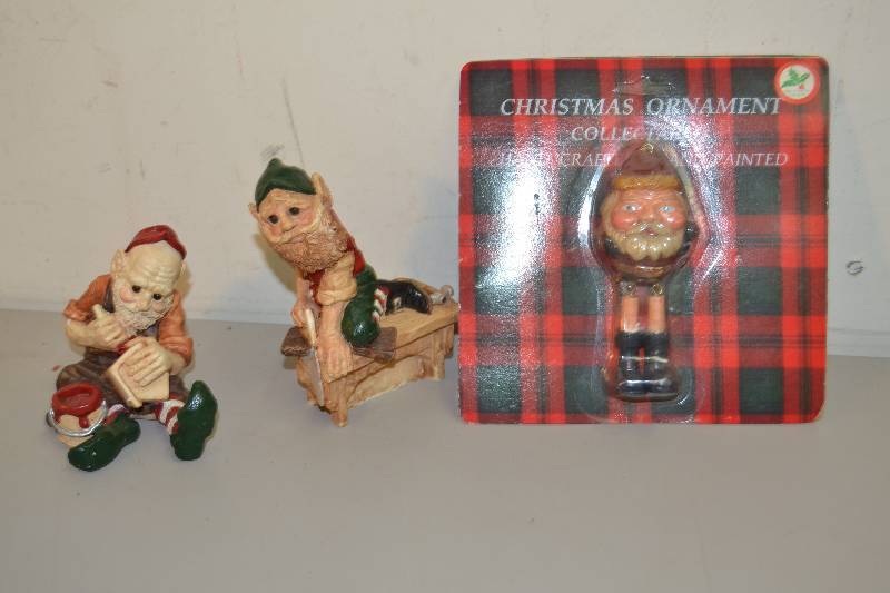 lot 171 image: Christmas Decorations