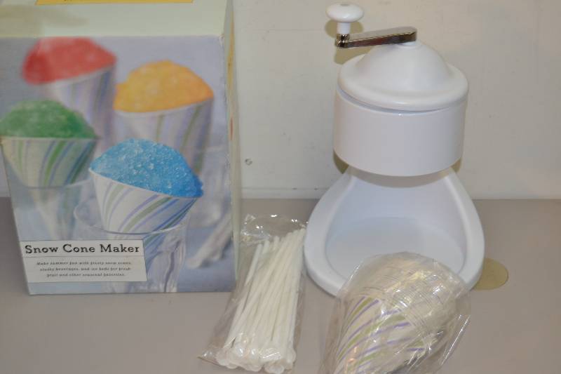 lot 8 image: Snow Cone Maker