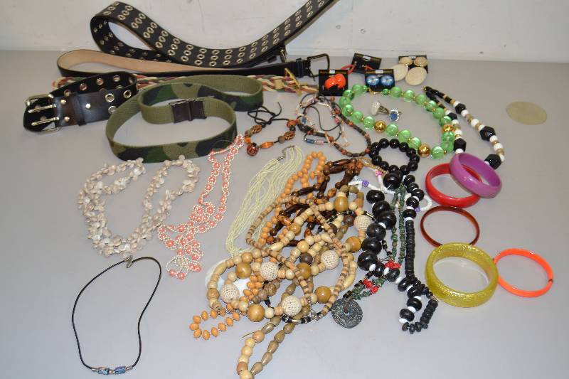 lot 14 image: Jewelry