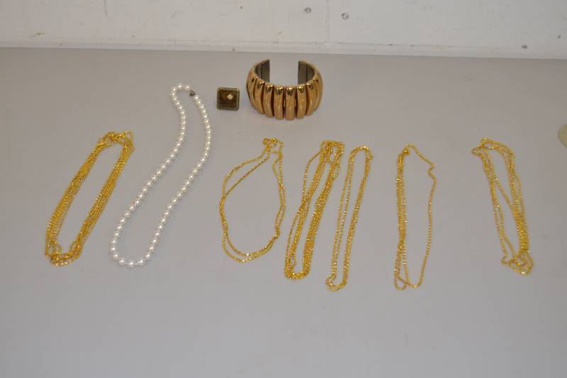 lot 15 image: Jewelry