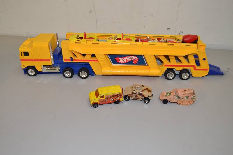 lot 28 image: Hotwheel containers and cars