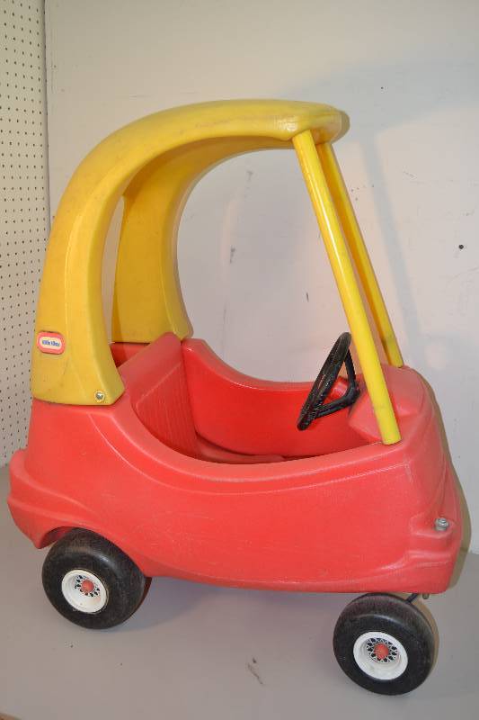lot 29 image: Little Tikes Cozy Coupe
