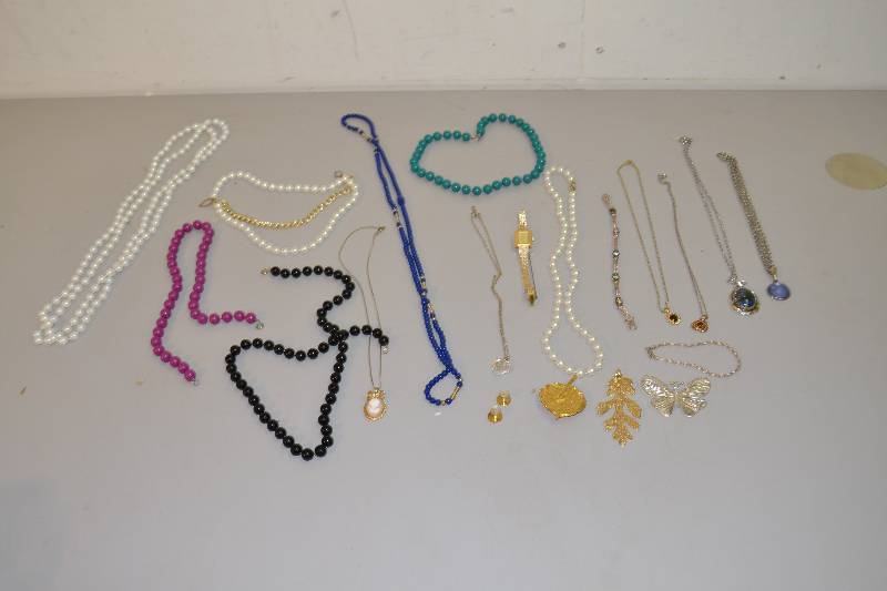 lot 34 image: Jewelry