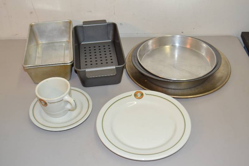 lot 35 image: Kitchen items