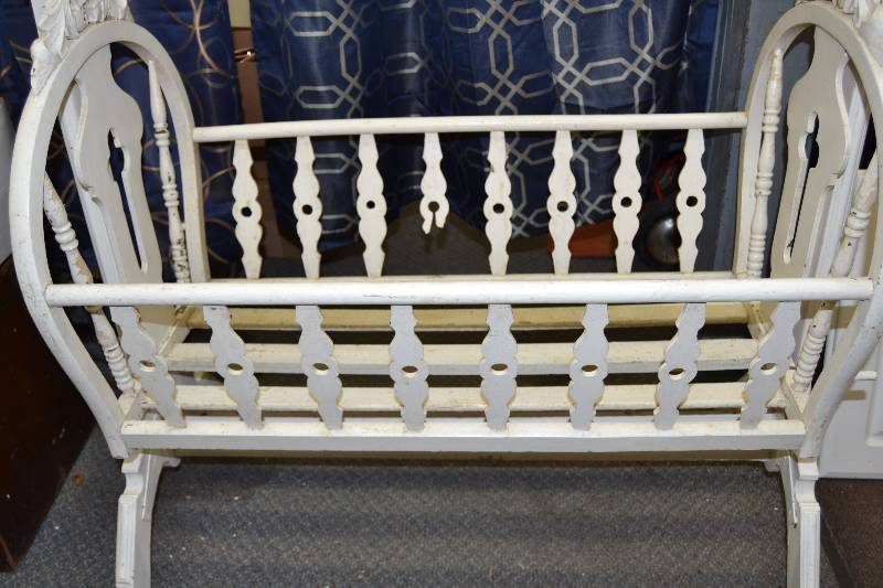 lot 41 image: Cradle