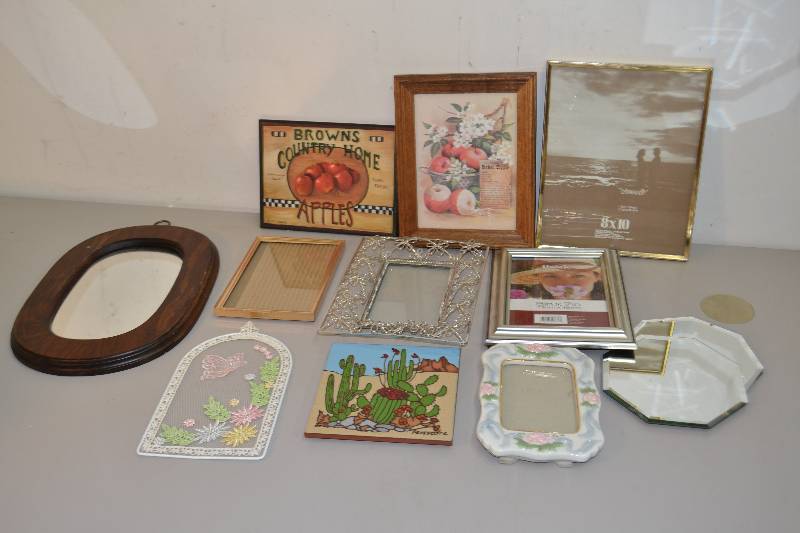 lot 45 image: Picture frames