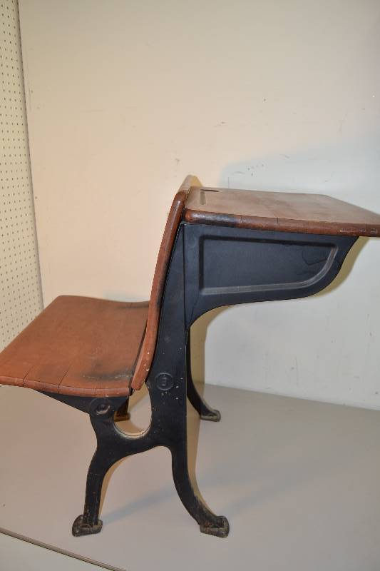 lot 56 image: Desk