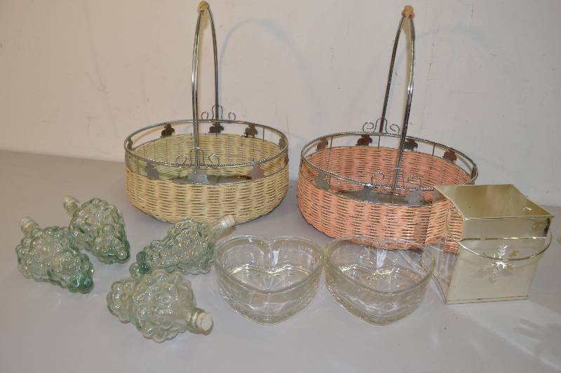 lot 63 image: Baskets and glass items