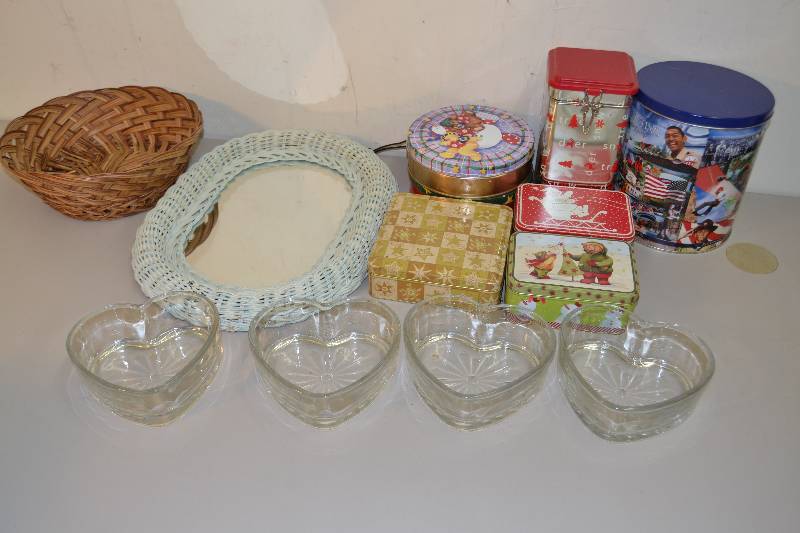 lot 68 image: Tins and candy dishes