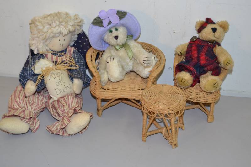 lot 70 image: Boyds Bears and Angel