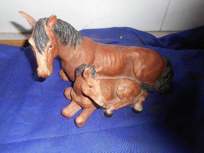 COLLECTIBLE MARE AND FOAL STATUE