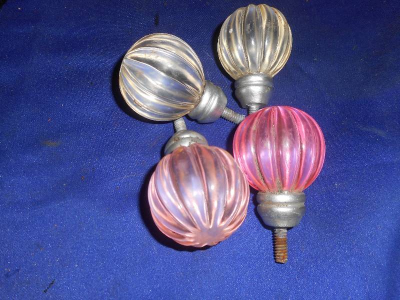 4 VINTAGE KNOBS