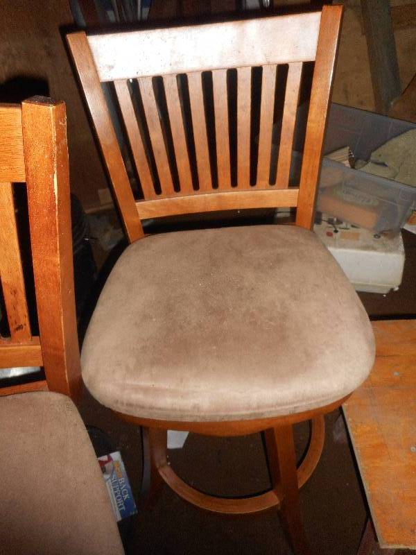 2 BAR STOOLS CUSHIONED TOPS
