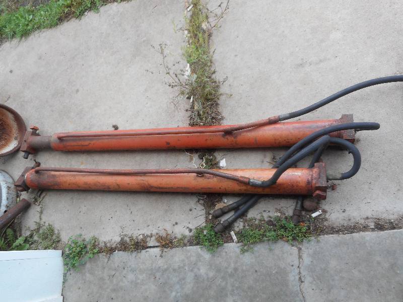 2 LOADER CYLINDERS