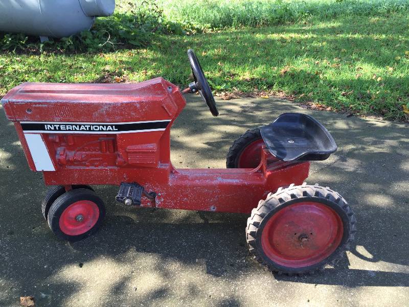 lot 3 image: OLD INTERNATIONAL PEDAL TRACTOR