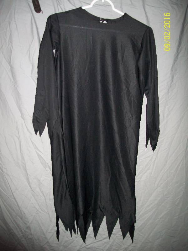 lot 9 image: Child Costume. Unknown Size. Scream