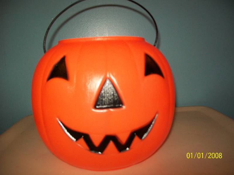 lot 90 image: Halloween Decoration 5- Plastic Orange & 1- Blue Pumpkins with Smiling Face & Handle