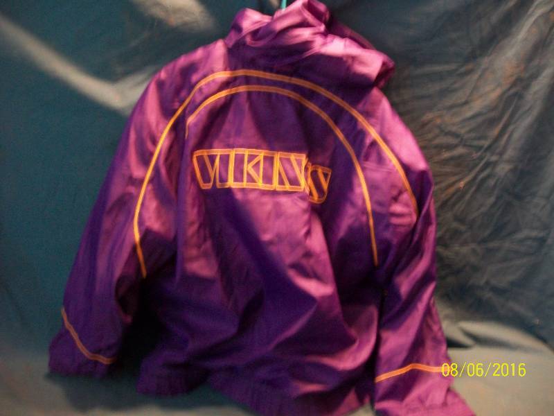 lot 80 image: Vintage Viking Fall Lined Large Sports Jacket with draw string hood