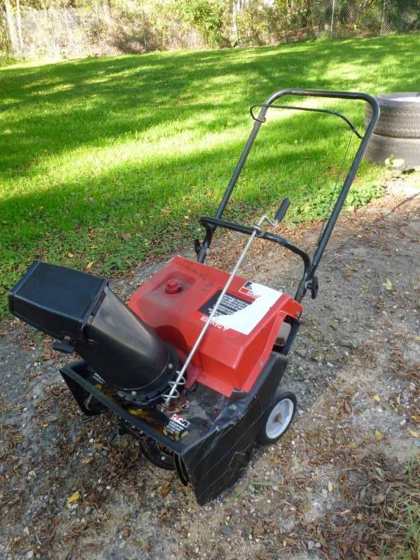 lot 7 image: Snow Thrower