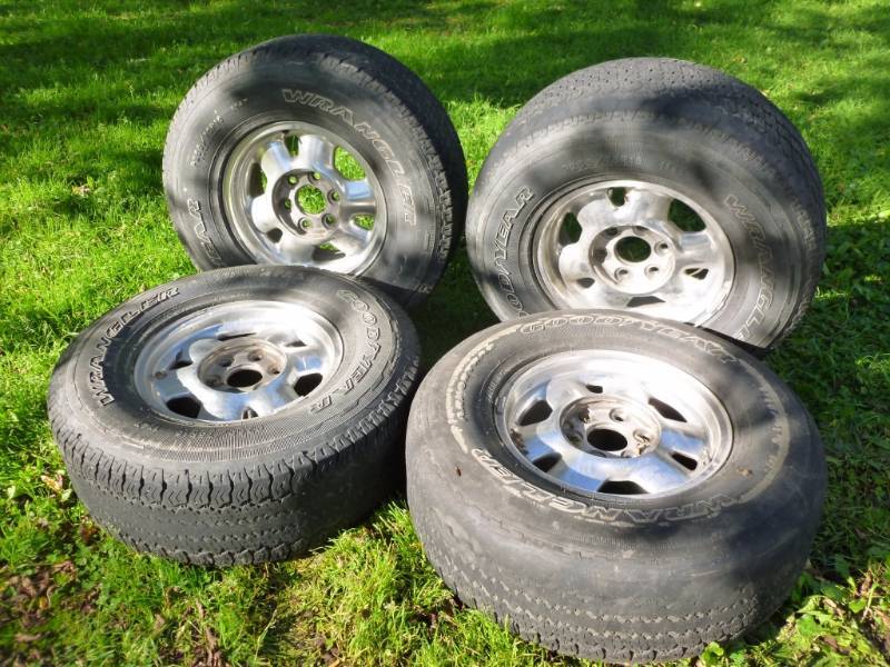 lot 8 image: Aluminum Rims