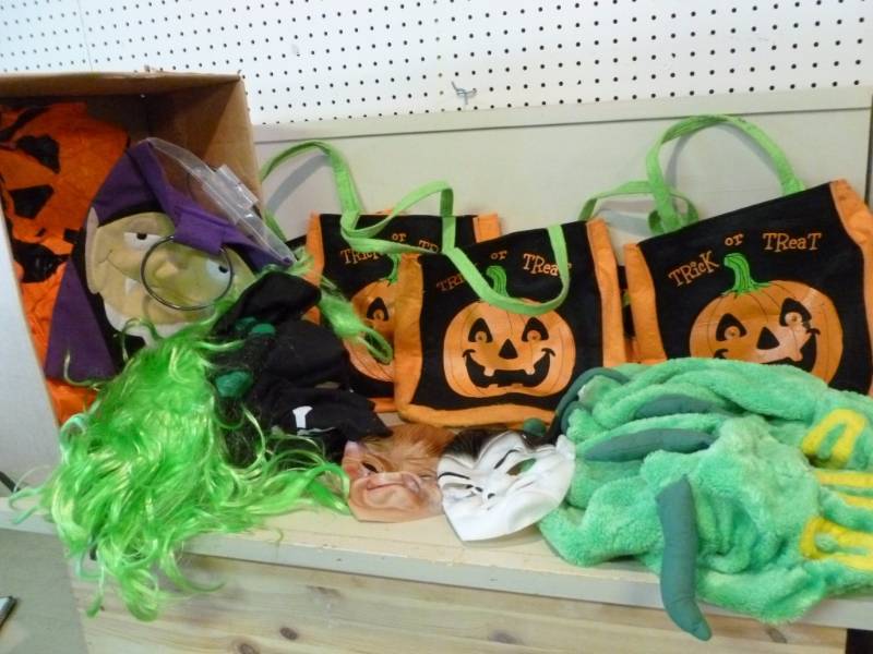 lot 32 image: Halloween Items