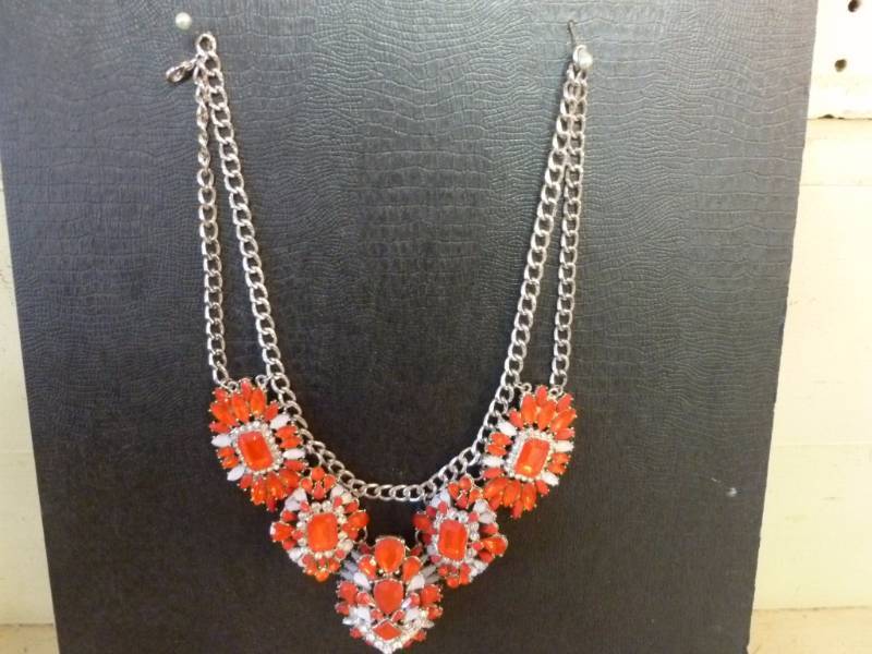 lot 92 image: Jewelry