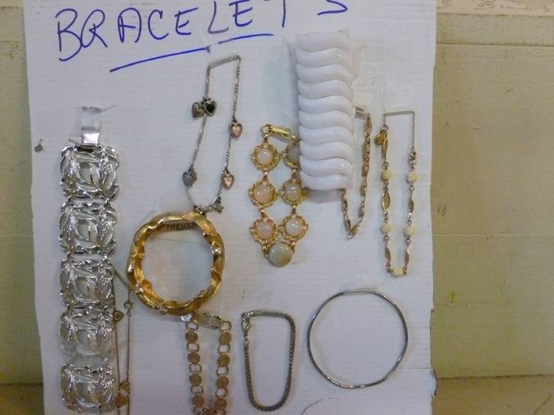 lot 93 image: Jewelry