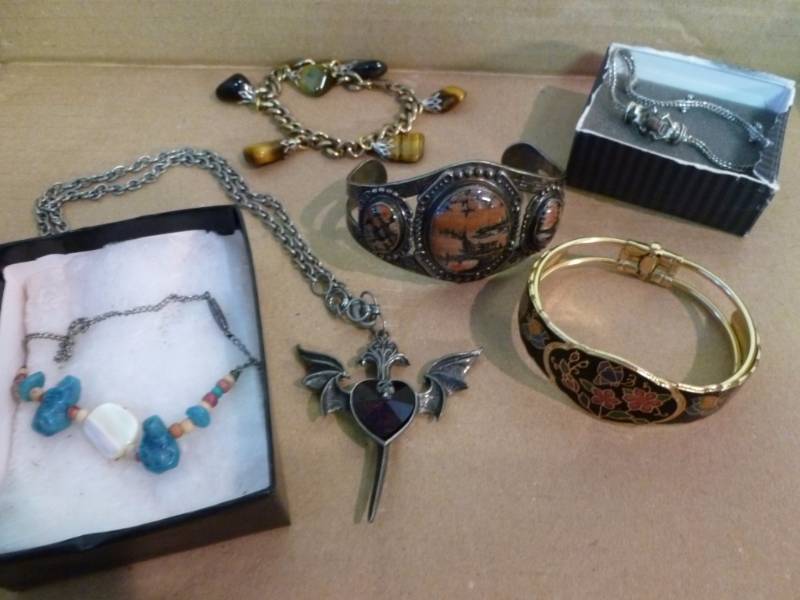 lot 97 image: Jewelry