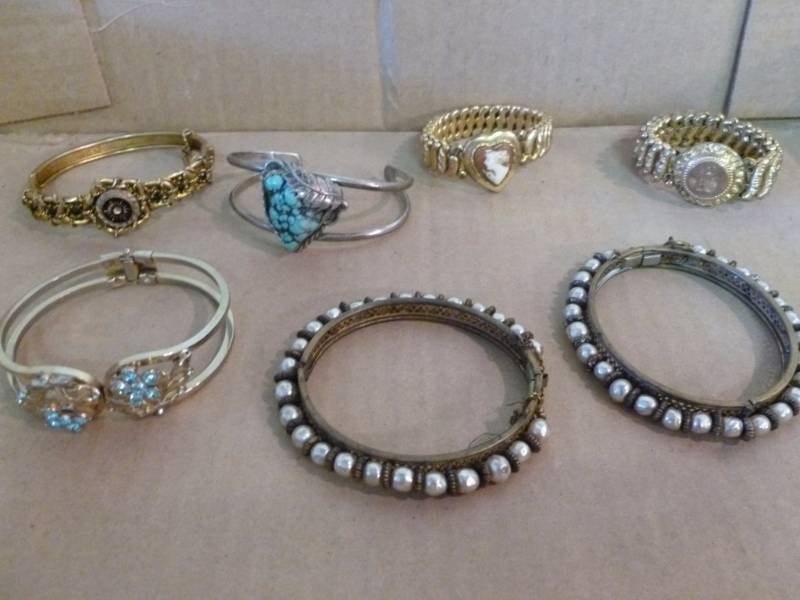 lot 99 image: Jewelry