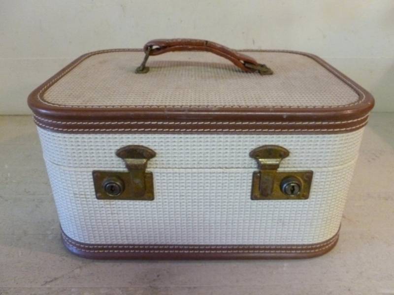 lot 100 image: Vintage Travel Case