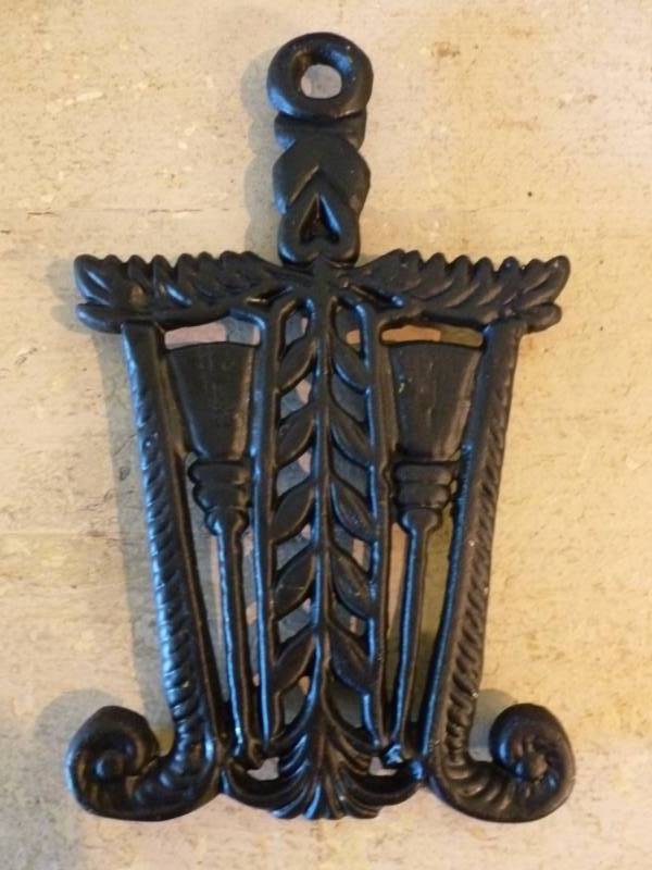 lot 105 image: Trivet