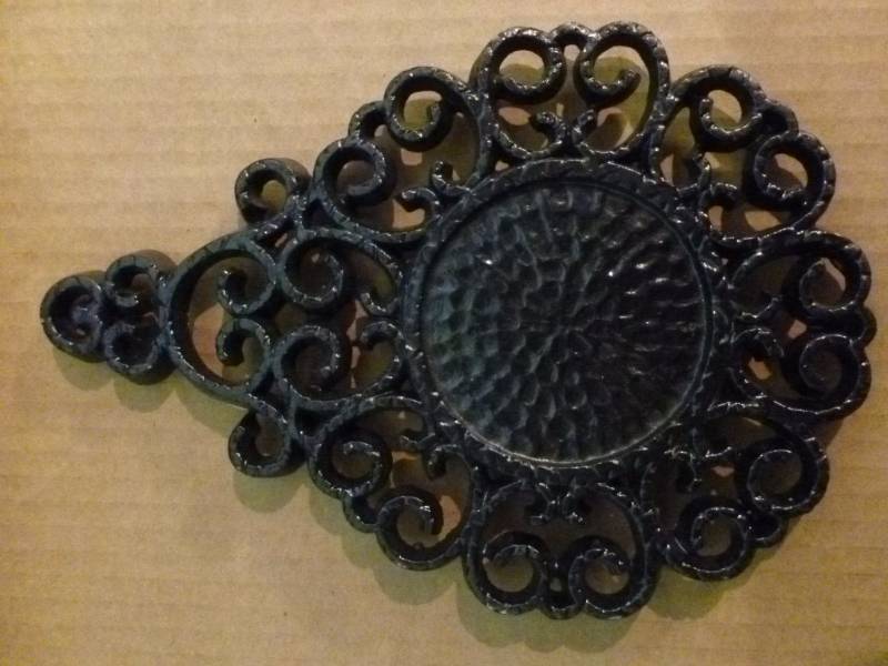 lot 106 image: Trivet