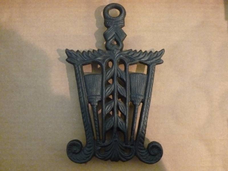 lot 108 image: Trivet