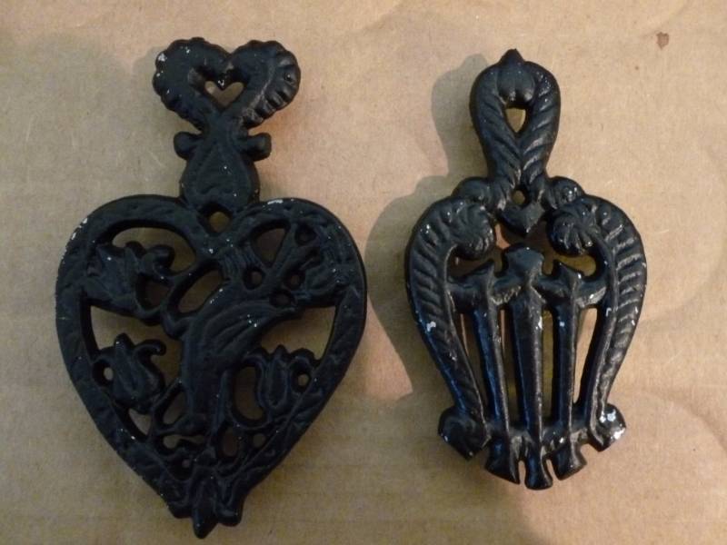 lot 109 image: Trivet
