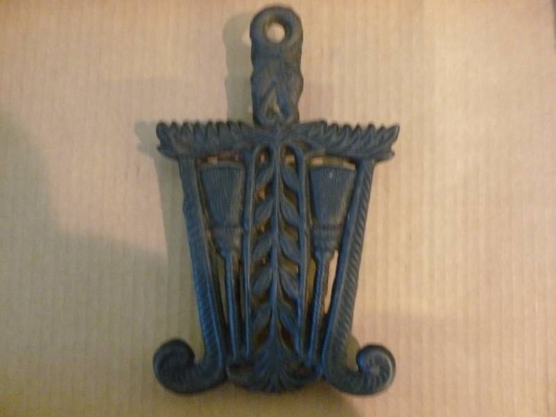 lot 110 image: Trivet