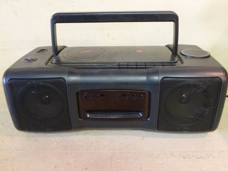 lot 140 image: Shelf Radio