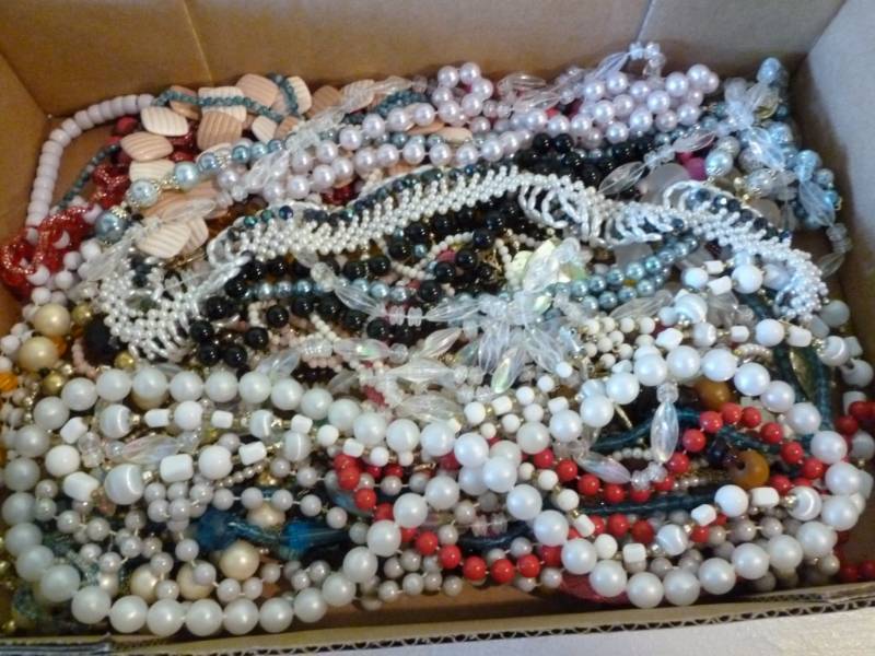 lot 160 image: Jewelry