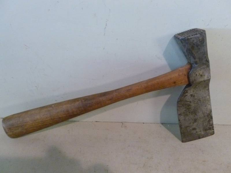 lot 194 image: Vintage Ax